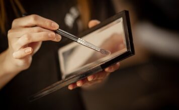 Czy malować się do kosmetyczki?