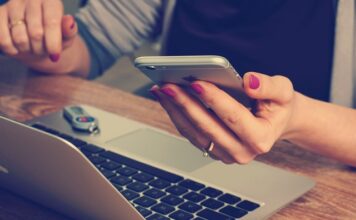 Czy można trzymać telefon podczas jazdy?